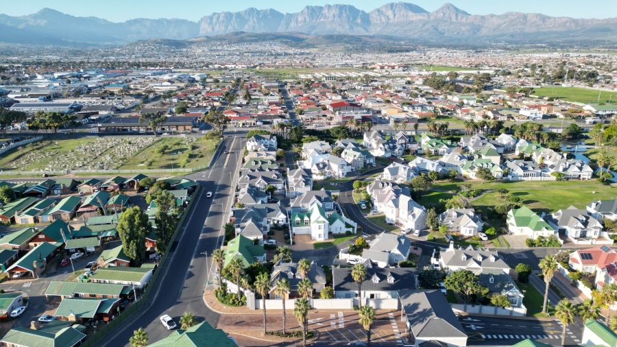 4 Bedroom Property for Sale in Greenways Golf Estate Western Cape